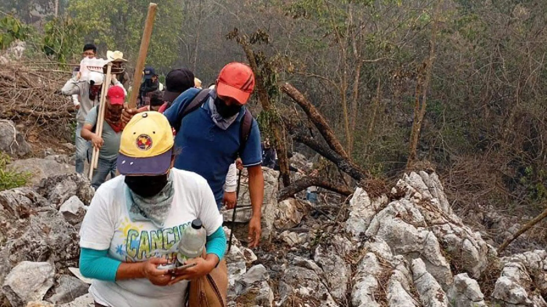 Los brigadistas voluntarios se exponen al subir a las montañas para sofocar el fuego